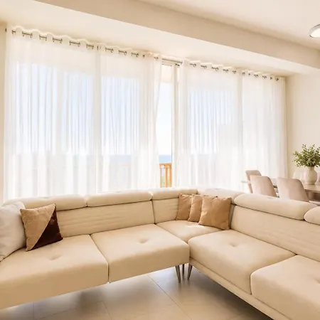Luxury 2br At Coast 104d Apartment Palasë