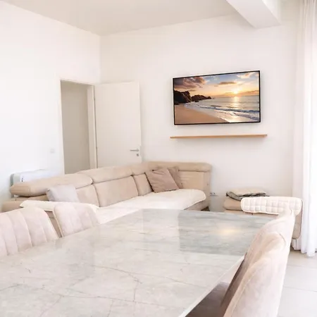 Luxury 2br At Coast 104d * Palasë